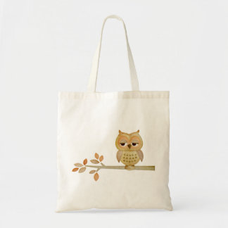 Schläfrige Eule in der Baum-Tasche Tragetasche