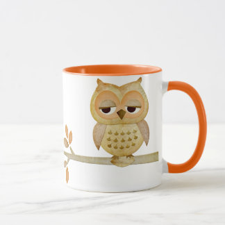 Schläfrige Eule in der Baum-Tasse Tasse