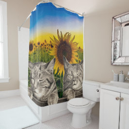 Schläfrige Katzen auf einem Sonnenblumenfeld Duschvorhang