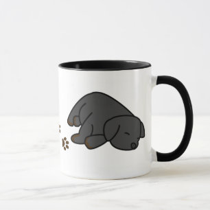Schläfrige schwarze Labrador-Welpen-Tasse Tasse