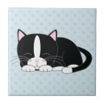 Schläfrige Smokings-Katze Fliese<br><div class="desc">Schwarzweiss-Kittykatze,  die ein Nickerchen nimmt.</div>