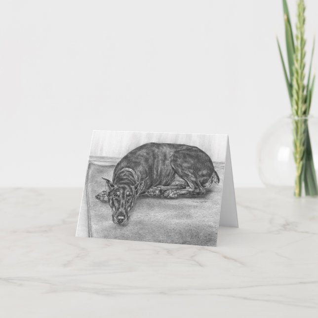 Schläfriger Dobermannpinscher-Hund, der durch Karte (Vorderseite)