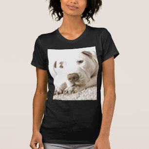schläfriger freundlicher weißer Pitbull hasst Tat T-Shirt