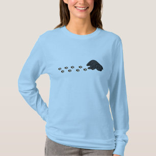 Schläfriger schwarzer Labrador-Welpe T-Shirt