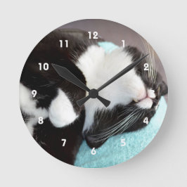 Schlaftuxedo Katzenkinnansicht kitschiges Bild Runde Wanduhr