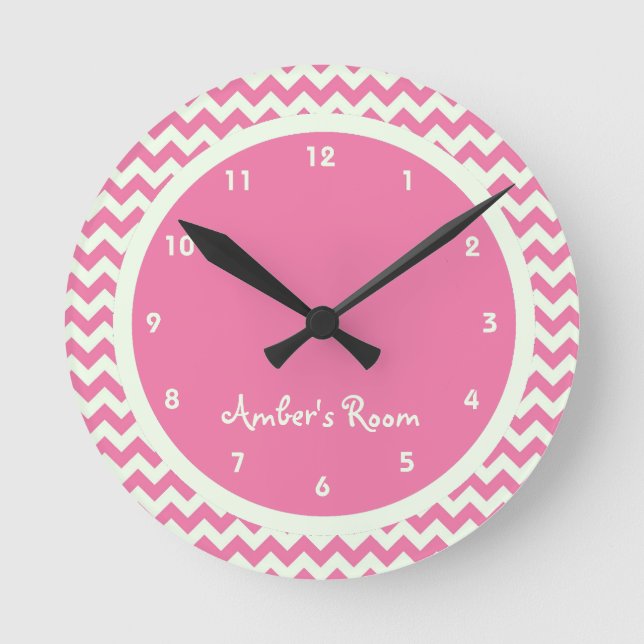 Schlafzimmer des rosa das Zickzack personalisierte Runde Wanduhr (Vorderseite)