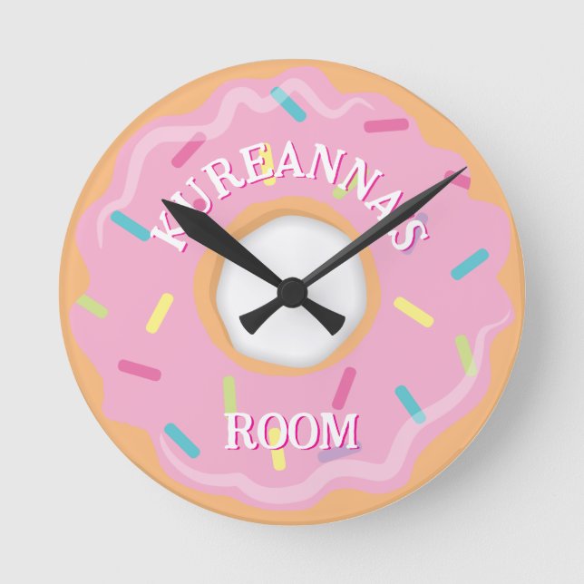 Schlafzimmer oder Spielzimmer mit rosa Donut mit S Runde Wanduhr (Vorderseite)