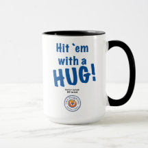 Schlag ` EM mit einer UMARMUNG! Tasse