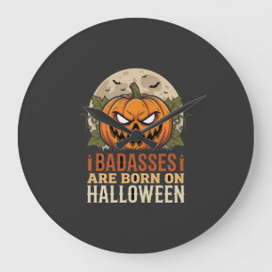 Schlägertypen werden an Halloween-Kürbissen gebore Große Wanduhr