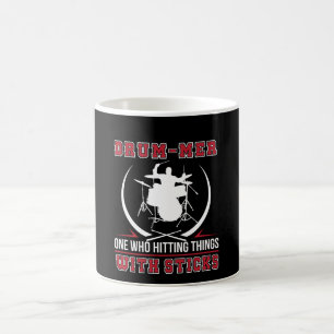 Schlagzeuger einer wer Sache mit Stock schlagend Tasse