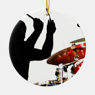 Schlagzeugerstöcke in den wirklichen Trommeln des Keramikornament