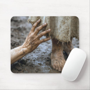 Schlammige Hand greift nach Jesus Mousepad