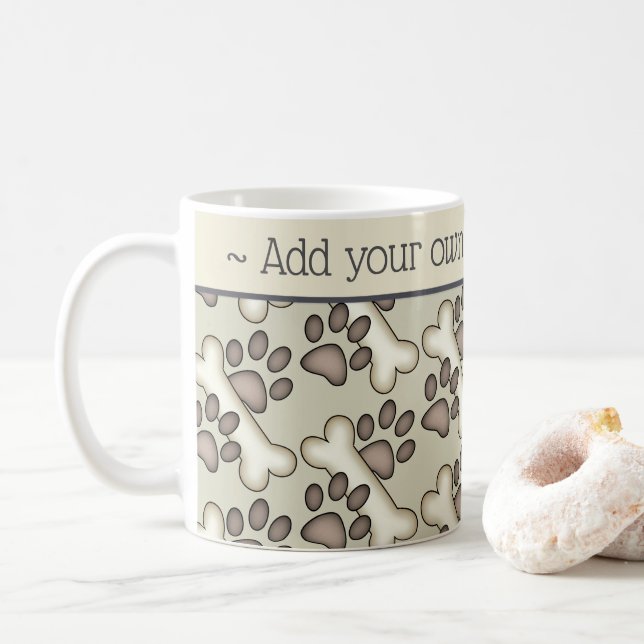 Schlammige Tatzen und Knochen-Hundeliebhaber Tasse (Mit Donut)