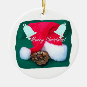 Schlange durch frohe Weihnachten und Glocken der Keramikornament