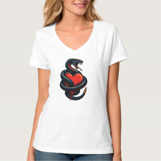 Schlange umwickelt blutendes Herz T-Shirt
