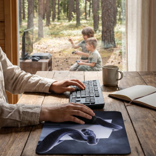 Schlange und Spielkonsole Intensiver Blick Mousepad