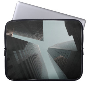 SCHLECHTE ANGELPHOTOGRAFIE VON GEBÄUDE AM TAG LAPTOPSCHUTZHÜLLE