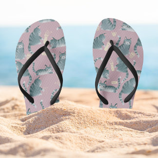 Schlechte graue Katzen klopfen über das Muster Flip Flops
