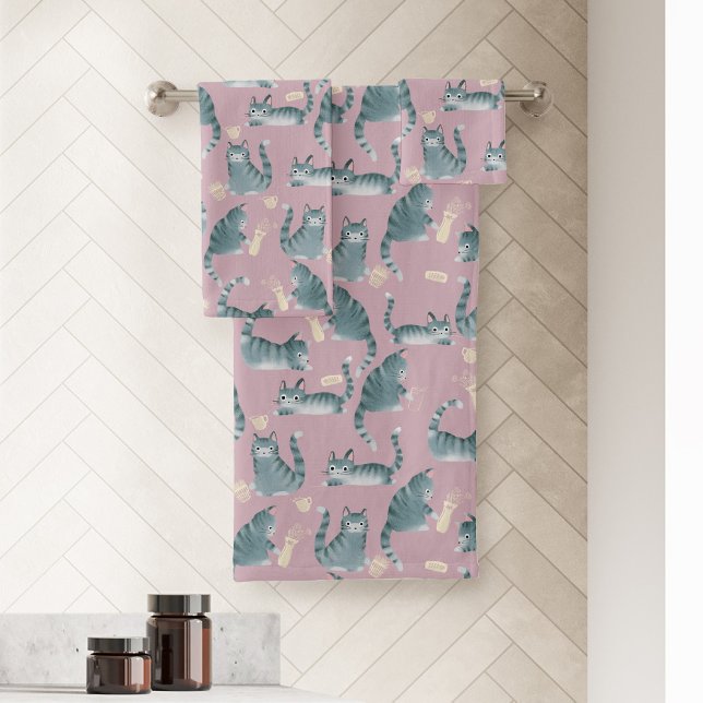 Schlechte graue Tabbattacke klopfen über Badhandtuch Set (Bad Grey Tabby Cats Knocking Stuff Over Patterned Bath Towel Set)
