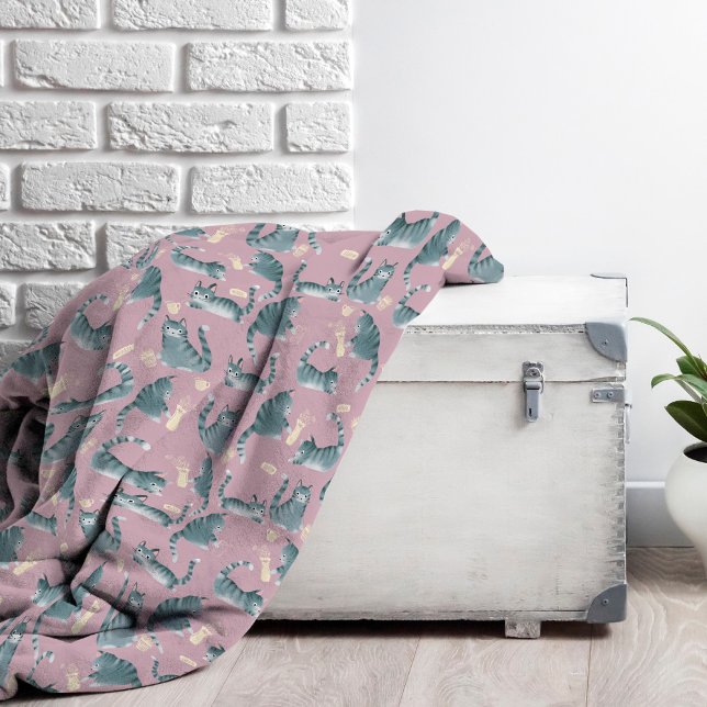 Schlechte graue Tabbattacke klopfen über Fleecedecke (Bad Grey Tabby Cats Knocking Things Over Patterned Fleece Blanket)