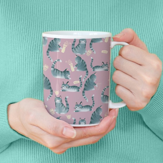 Schlechte graue Tabbattacke klopfen über Kaffeetasse (Bad Grey Tabby Cats Knocking Stuff Over Patterned Mug)