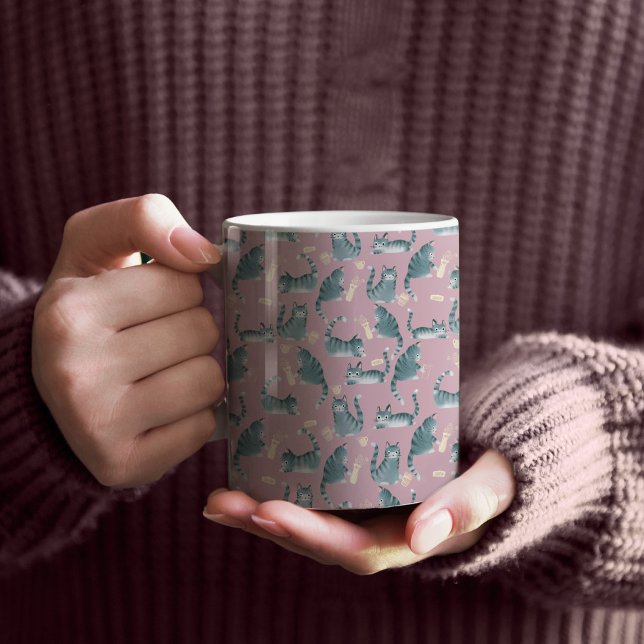 Schlechte graue Tabbattacke klopfen über Kaffeetasse (Grey Tabby Cats Knocking Stuff Over Pattern Mug)