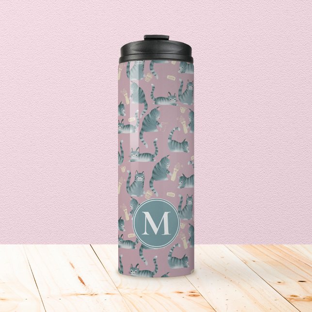 Schlechte graue Tablettenkatzen Knocken über und M Thermosbecher (Bad Cats Knocking Stuff over Monogram Tumbler)