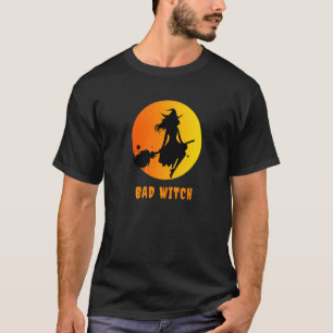 Schlechte Hexe auf einem Zimmerklopfen, der über d T-Shirt