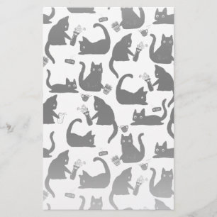 Schlechte Katzen klopfen über Briefpapier