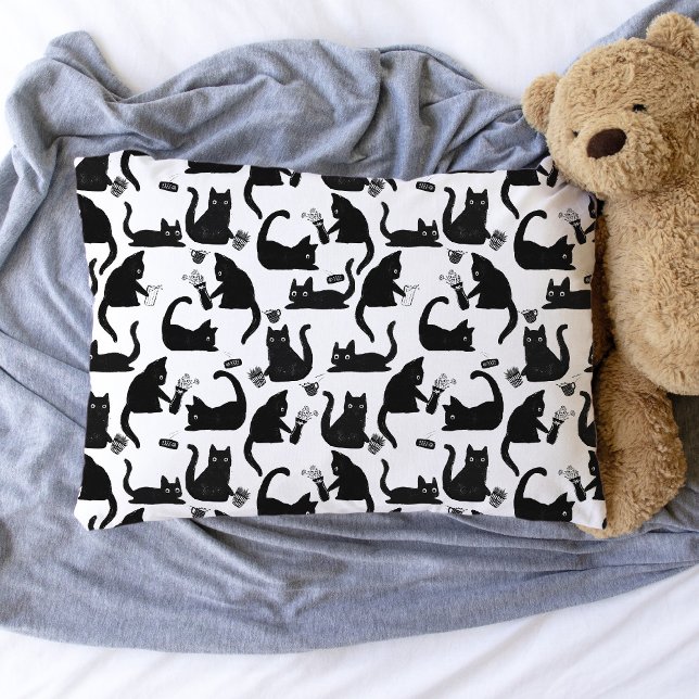 Schlechte Katzen klopfen über Kissenbezug (Bad Cats Knocking things over pillowcase)