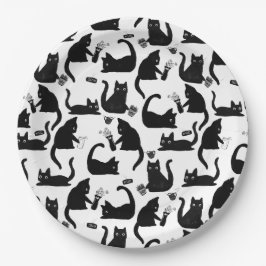 Schlechte Katzen klopfen über Pappteller