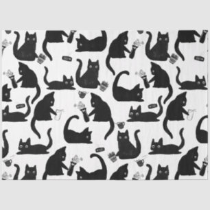 Schlechte Katzen klopfen über Seidenpapier