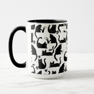 Schlechte Katzen klopfen über Tasse