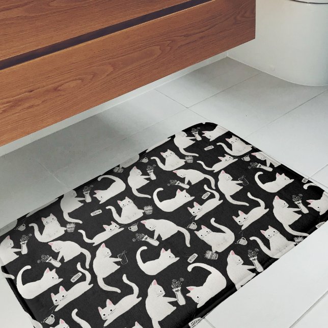Schlechte Katzen klopfen vorbei, weiße Katzen auf  Badematte (Bad Cats Knocking Stuff Over Bath Mat)
