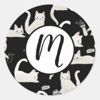 Schlechte Katzen klopfen vorbei, weiße Katzen auf