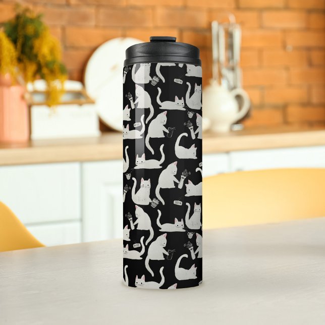 Schlechte Katzen klopfen vorbei, weiße Katzen auf  Thermosbecher (Bad Cats Knocking Things Over on Black Thermal Tumbler)