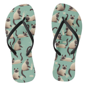 Schlechte siamesische Katzen klopfen über Flip Flops