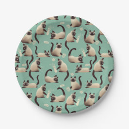 Schlechte siamesische Katzen klopfen über Pappteller