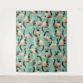 Schlechte siamesische Katzen klopfen über Wandteppich