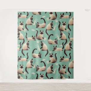 Schlechte siamesische Katzen klopfen über Wandteppich