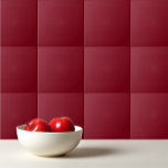 Schlicht Garnet Red Fliese<br><div class="desc">Schlichtes Garnet Rot-Design in fester Farbe.</div>