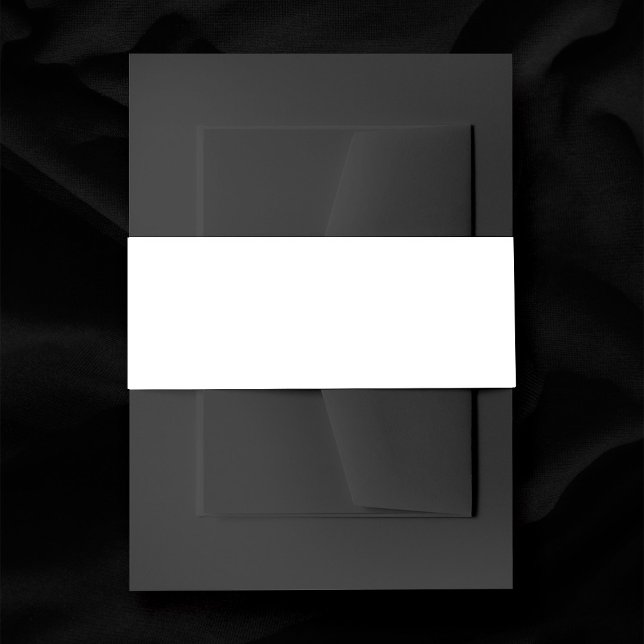Schlichte Blank-White-Hochzeit Einladungsbanderole (In Situ of plain white belly band on dark envelope and invite)