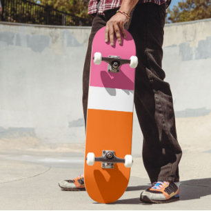 Schlichte Farbblockgestaltung in rosa, orange Skateboard