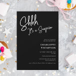 schlichte moderne Schwarz-Foto-Überraschung Sweet  Einladung<br><div class="desc">Sie ist eine Überraschung! Elegantes,  modernes Weiß auf schwarzem Foto Sweet 16</div>