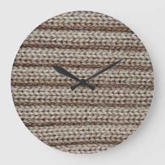 Schlichte Strickstoffe, braune Textur. Große Wanduhr