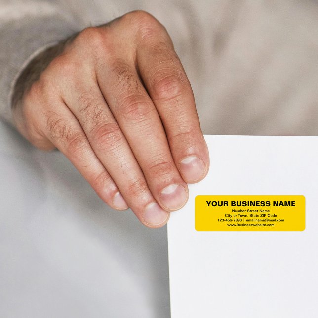 Schlichte Textanzeige auf gelber Rücksendeadresse (Yellow return address label with your business brand in plain text)