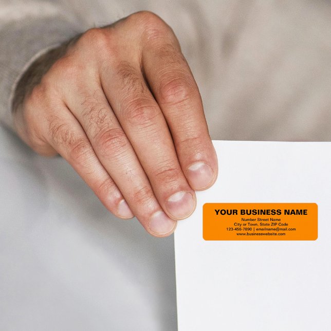 Schlichte Textanzeige auf orangefarbener Rücksende (Orange return address label with your business brand in plain text)