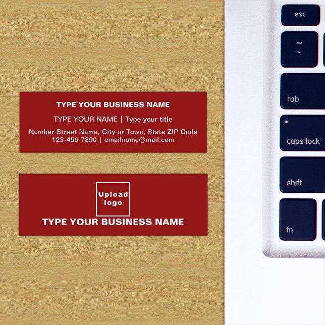 Schlichte Textegestaltung auf der Vorderseite des  Mini Visitenkarte (The front and back of the red mini business card)