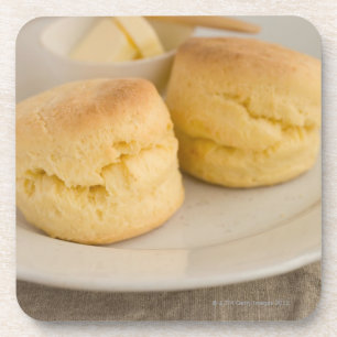 Schlichter Scone mit Butter auf Platte Untersetzer