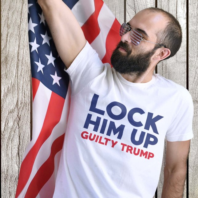 Schließ Trump ihm die Schuld zu T-Shirt (Von Creator hochgeladen)